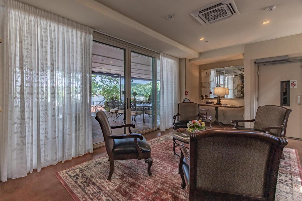 Carriage House Inn